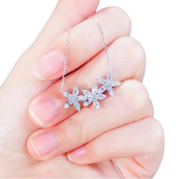 🎁 Baguette Cut Crystal Flower Necklace - Picture 2 of 7